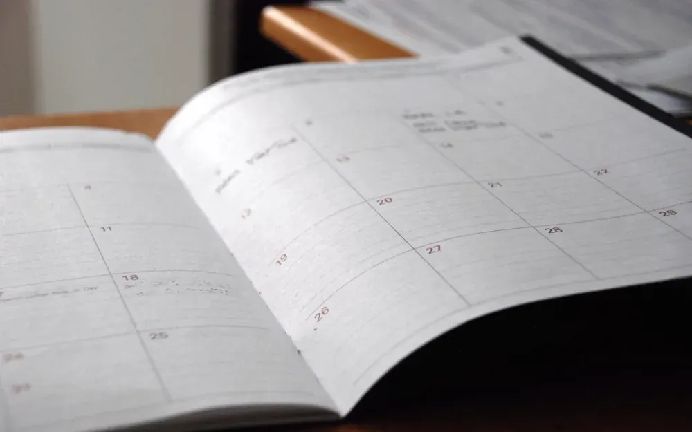 Agenda ouvert avec des notes manuscrites