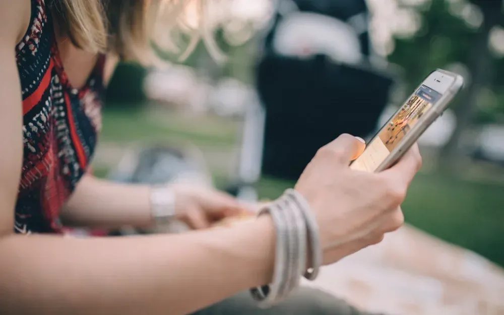 Femme consultant les réseaux sociaux sur son téléphone